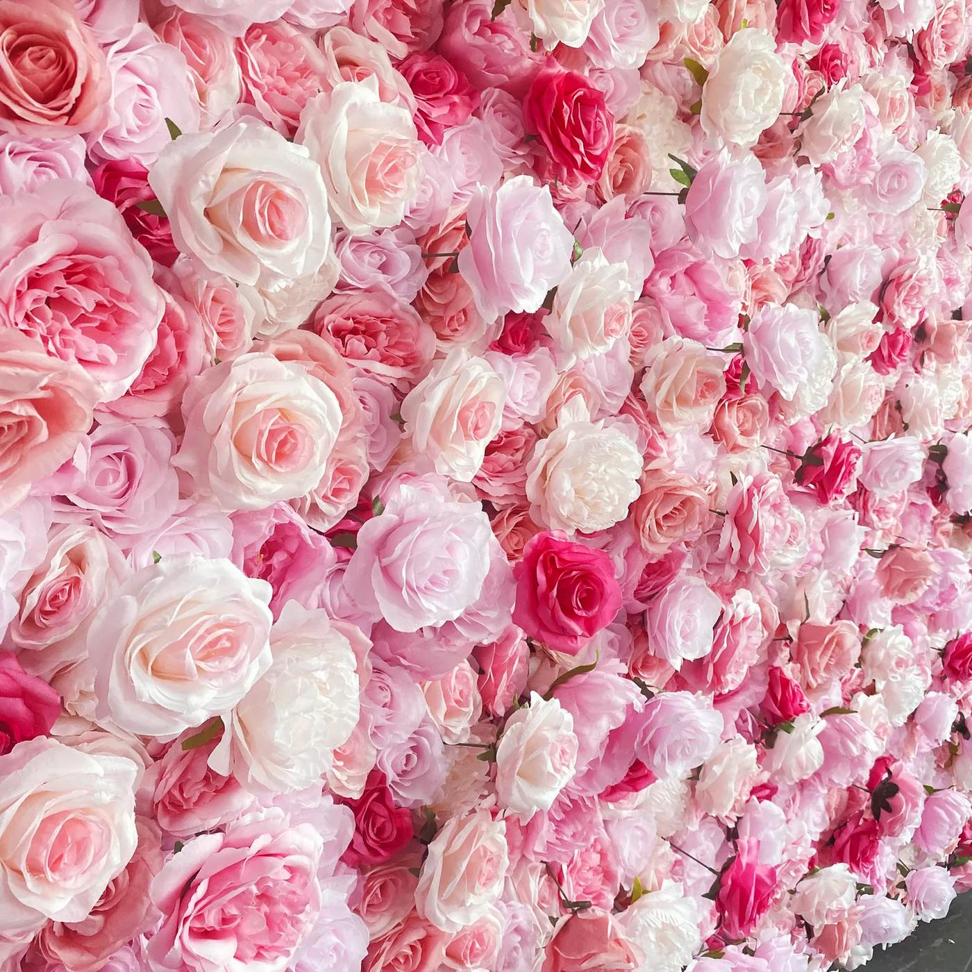 Pared de flores con rosas en tonos rosa pastel