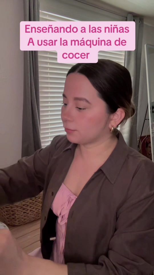 Portada del video: Vilma enseñando a sus niñas a usar la máquina de coser